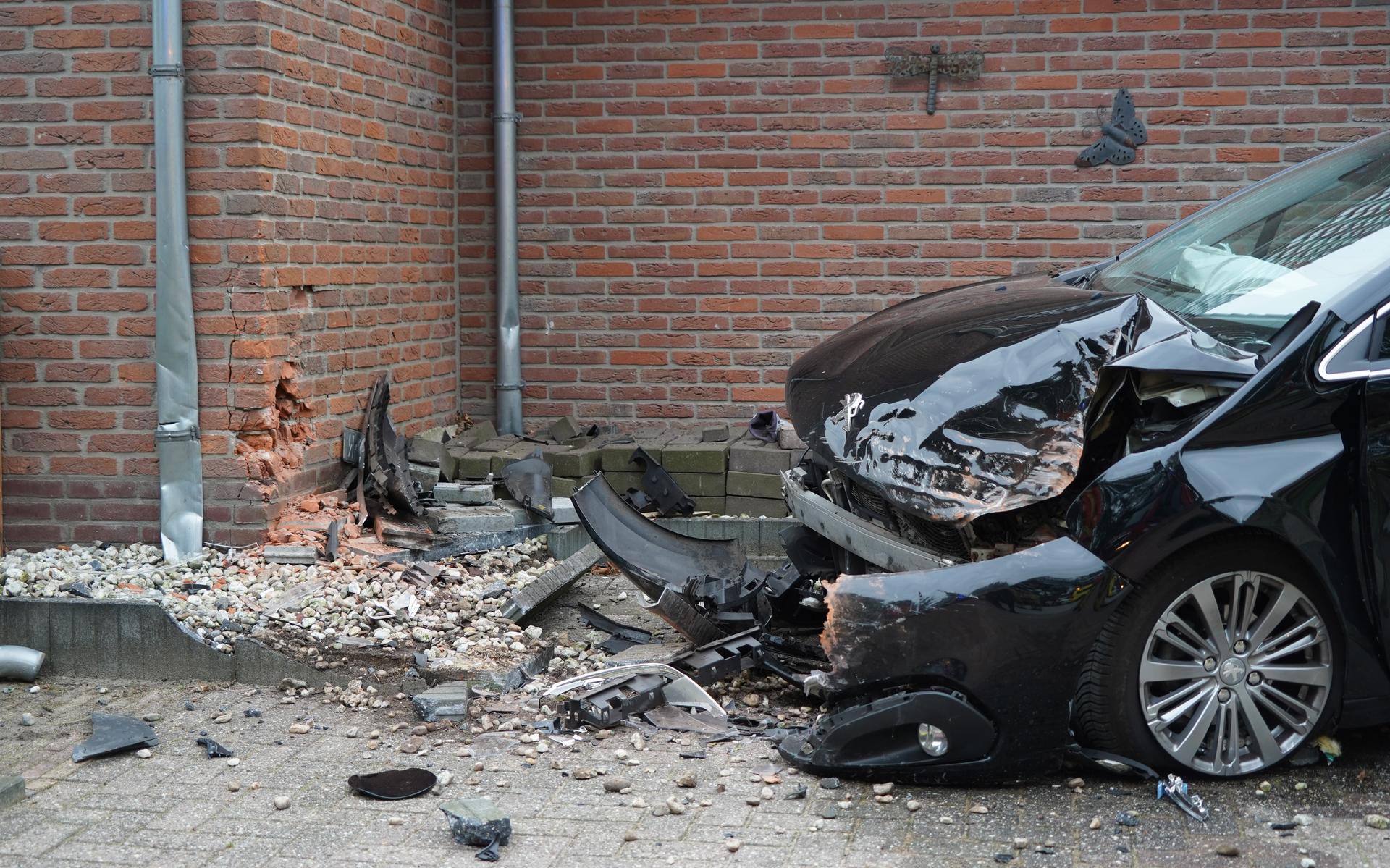 Auto Botst Tegen Woning In Zuidwolde Hoogeveensche Courant